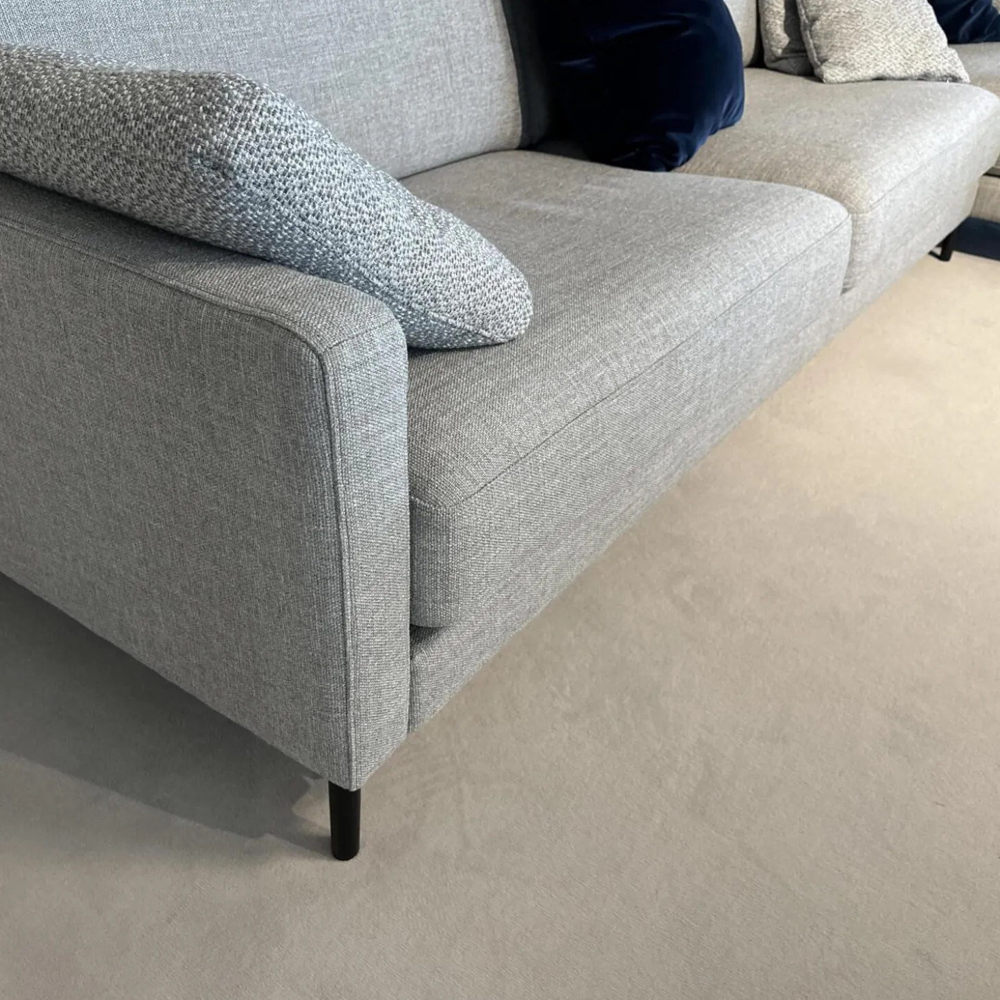 Ecksofa 011 Ego G Stoff 18 113 Signalgrau Gussfuß Aluminium Glatt Verkehrsschwarz Inklusive Kopfstütze Und Kissen