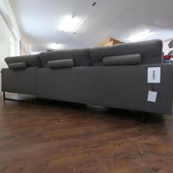 Ecksofa 134 In Stoff 6466 Mittel Grau Fußgestell In Stahl Kufe Quadratrohr Ral 9005 Tiefschwarz Matt