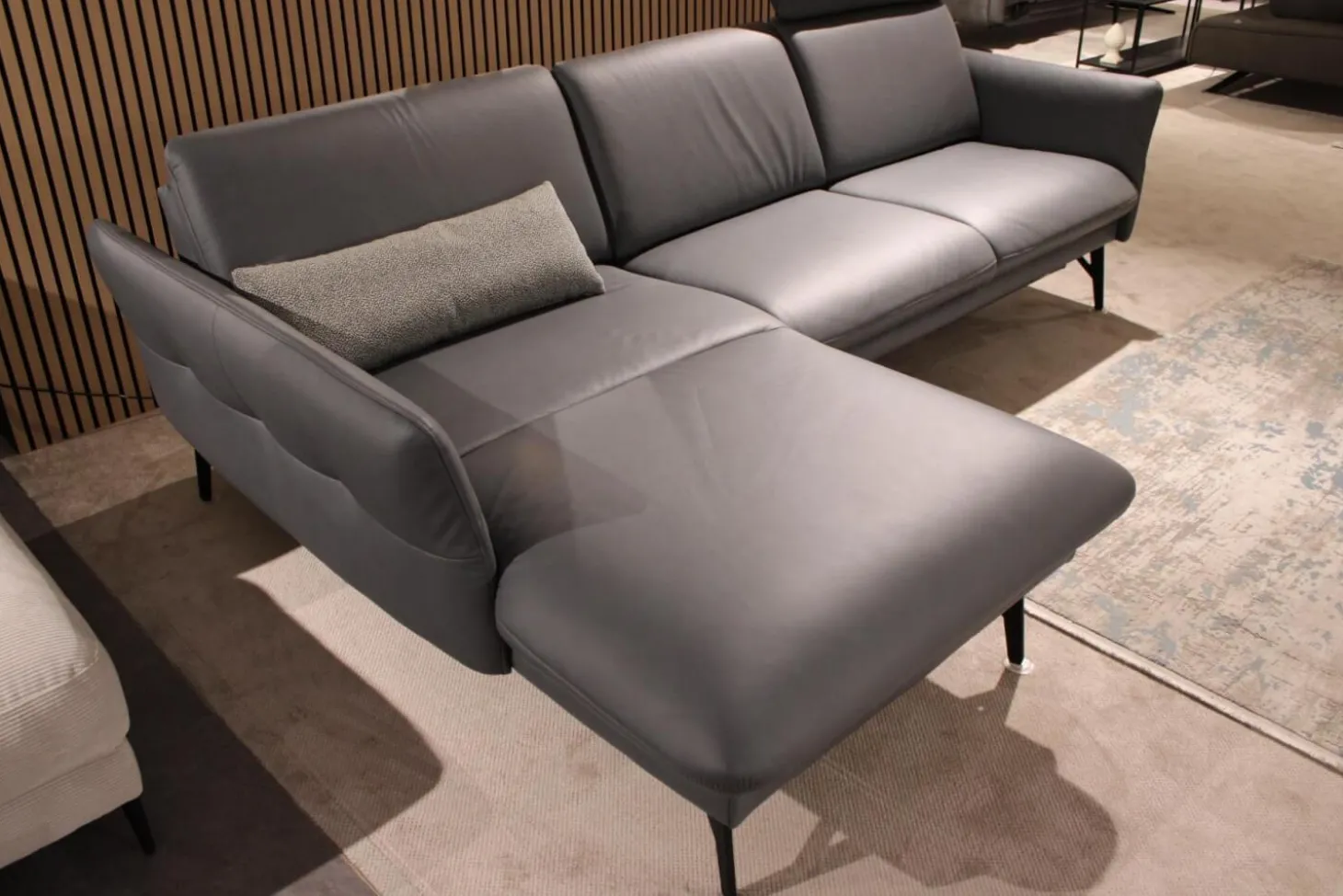 Ecksofa 1928 Leder 24 Longlife Aqua Grau mit Kopfstütze und 1 Nierenkissen