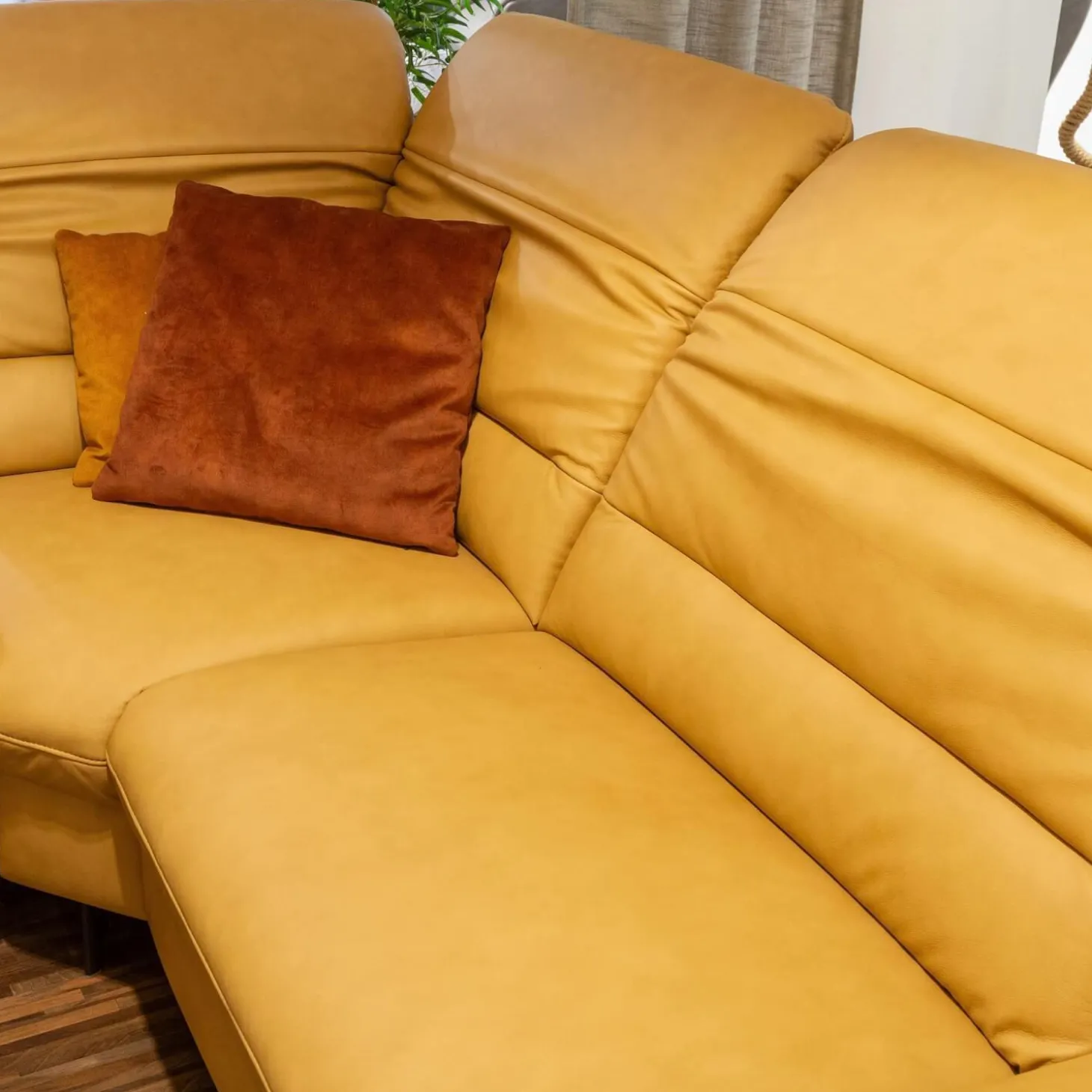 Ecksofa 1380 Leder Vivre Honey Gelb Füße Aluminium Mit Herz Waage Funktion Und Aufklappbarem Anstellhocker