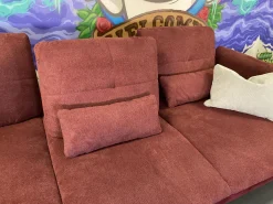 Ecksofa 80007 Webstoff Paris Chianti Rot Und Samtstoff Rivera Aubergine Violett Fuß Metall Schwarz Inklusive Hocker Und Verstellung