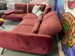 Ecksofa 80007 Webstoff Paris Chianti Rot Und Samtstoff Rivera Aubergine Violett Fuß Metall Schwarz Inklusive Hocker Und Verstellung