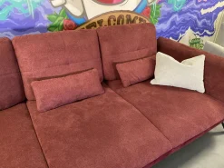 Ecksofa 80007 Webstoff Paris Chianti Rot Und Samtstoff Rivera Aubergine Violett Fuß Metall Schwarz Inklusive Hocker Und Verstellung