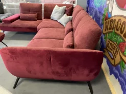 Ecksofa 80007 Webstoff Paris Chianti Rot Und Samtstoff Rivera Aubergine Violett Fuß Metall Schwarz Inklusive Hocker Und Verstellung