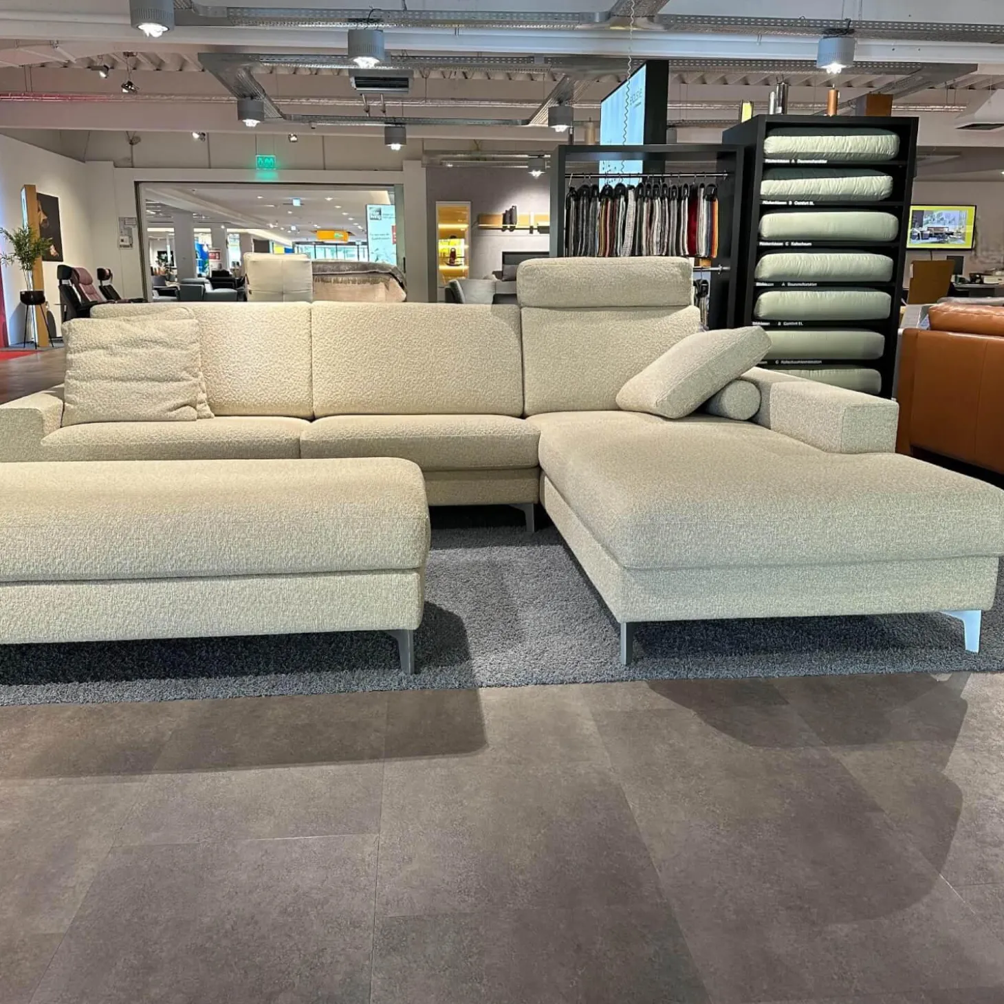 Ecksofa 05550003 XC Stoff 19 Serra 2041 02 Beige Grau Metallfuß 57 Matt Chrom