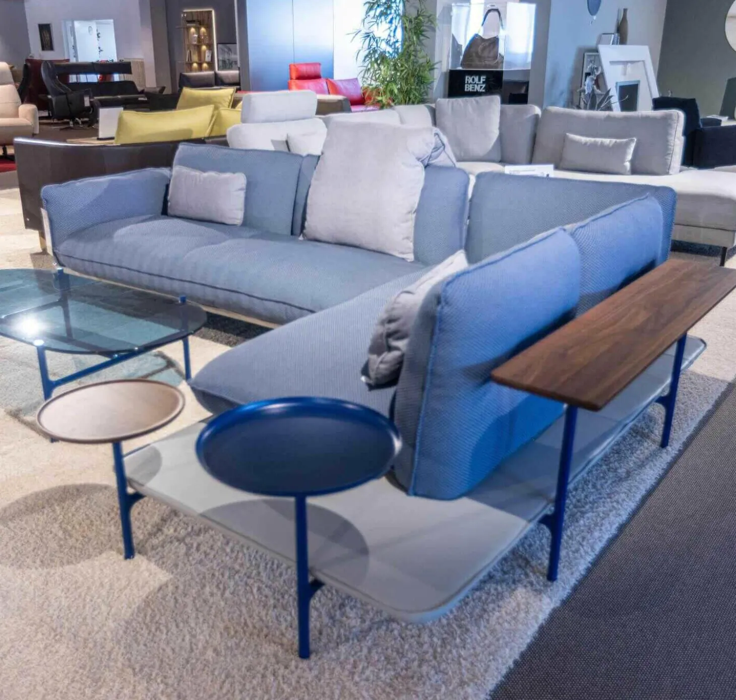 Ecksofa Addit Stoff 22.300 Saphirblau mit 4 Kissen und Tableau Nussbaum