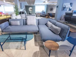 Ecksofa Addit Stoff 22.300 Saphirblau mit 4 Kissen und Tableau Nussbaum