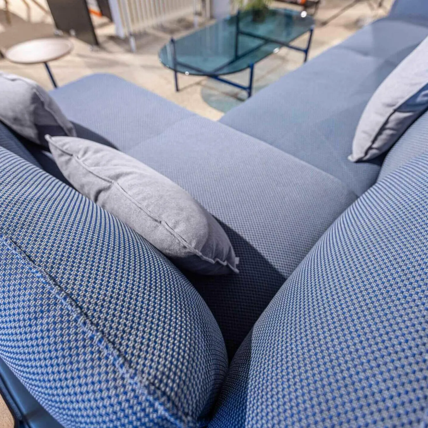 Ecksofa Addit Stoff 22.300 Saphirblau mit 4 Kissen und Tableau Nussbaum