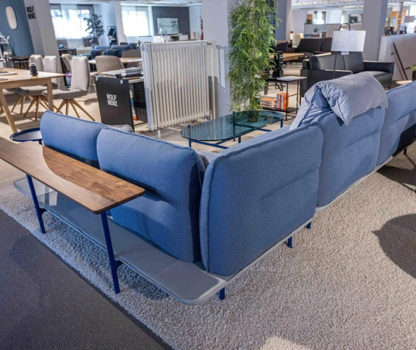 Ecksofa Addit Stoff 22.300 Saphirblau mit 4 Kissen und Tableau Nussbaum