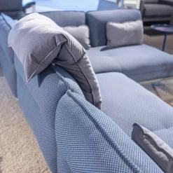 Ecksofa Addit Stoff 22.300 Saphirblau mit 4 Kissen und Tableau Nussbaum