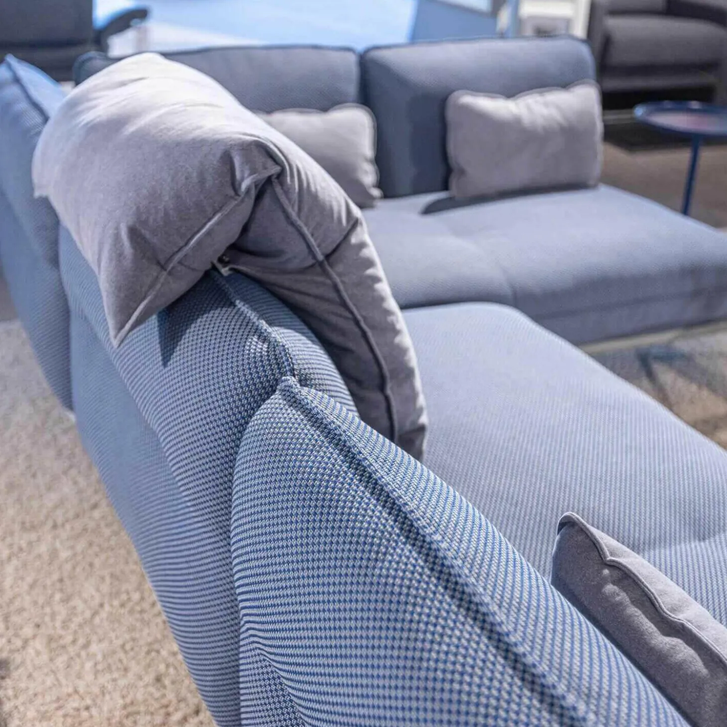 Ecksofa Addit Stoff 22.300 Saphirblau mit 4 Kissen und Tableau Nussbaum