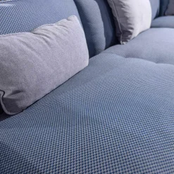 Ecksofa Addit Stoff 22.300 Saphirblau mit 4 Kissen und Tableau Nussbaum