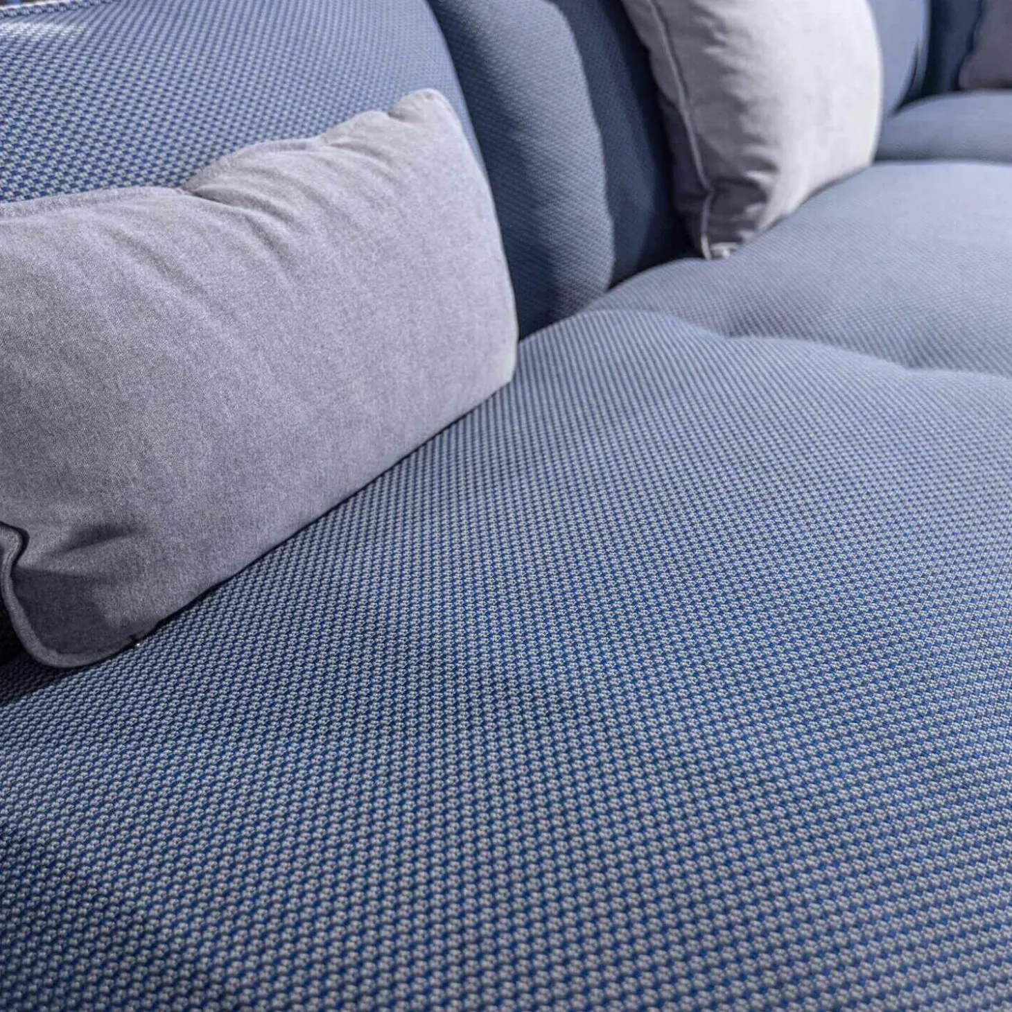 Ecksofa Addit Stoff 22.300 Saphirblau mit 4 Kissen und Tableau Nussbaum