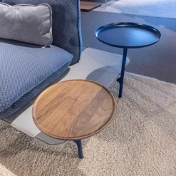 Ecksofa Addit Stoff 22.300 Saphirblau mit 4 Kissen und Tableau Nussbaum