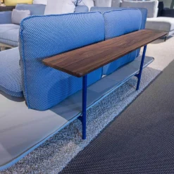 Ecksofa Addit Stoff 22.300 Saphirblau mit 4 Kissen und Tableau Nussbaum