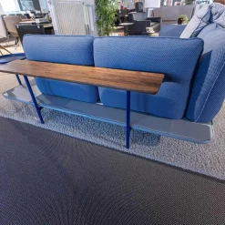 Ecksofa Addit Stoff 22.300 Saphirblau mit 4 Kissen und Tableau Nussbaum