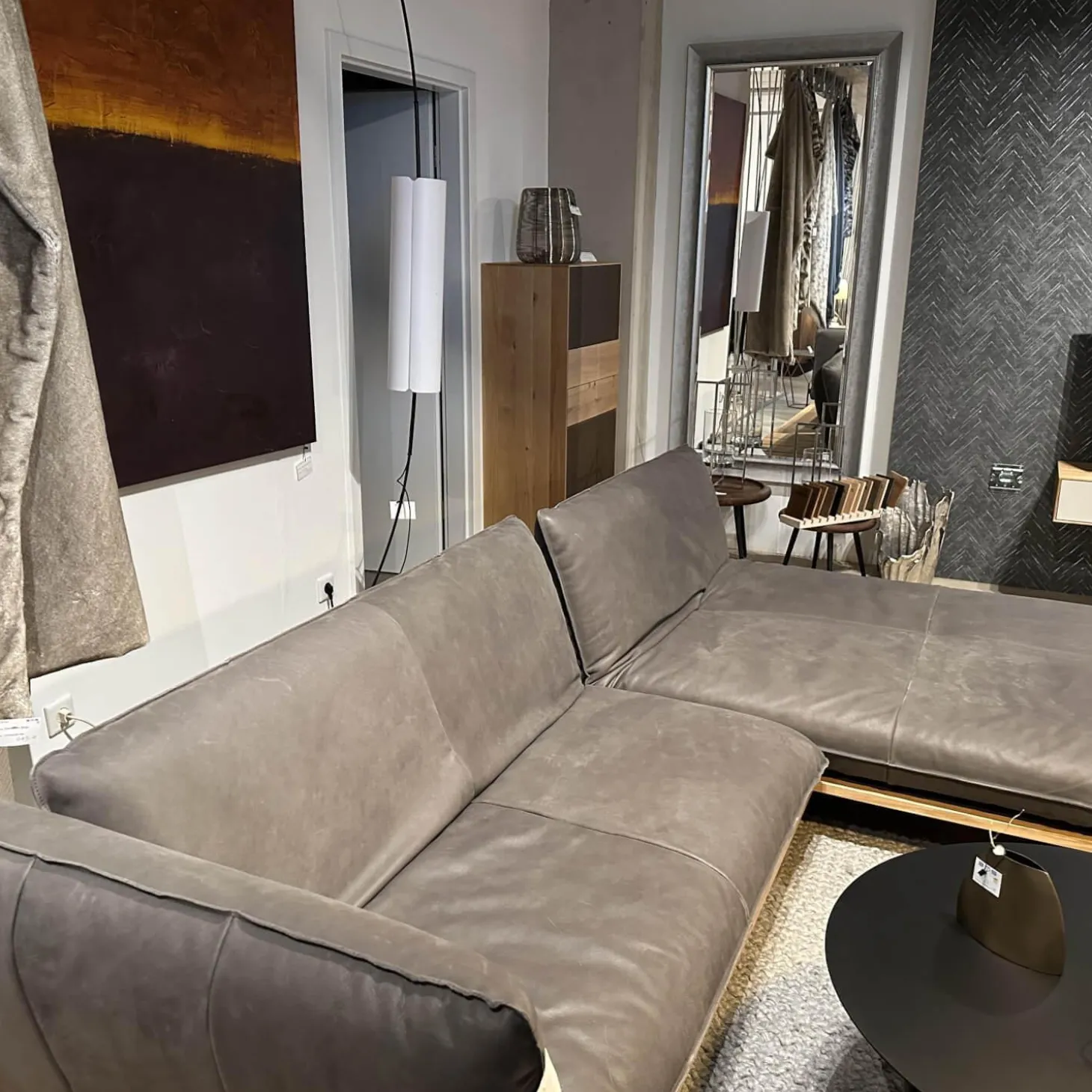 Ecksofa Akito Leder Oasis 2100 Elefant 63 Grau Plateau Wildeiche Öl Winkelstahlfuß Schwarz Pulverbeschichtet