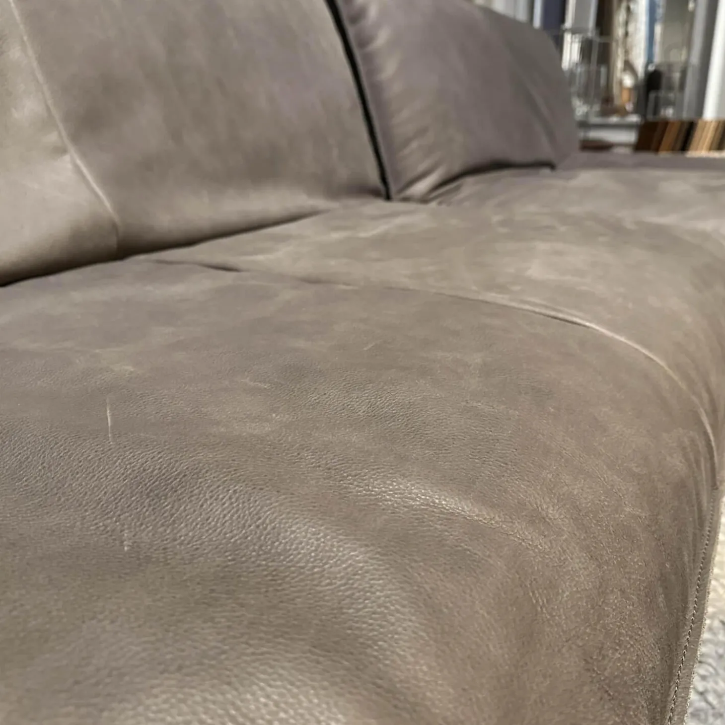 Ecksofa Akito Leder Oasis 2100 Elefant 63 Grau Plateau Wildeiche Öl Winkelstahlfuß Schwarz Pulverbeschichtet