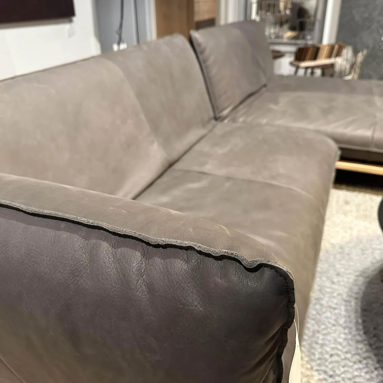 Ecksofa Akito Leder Oasis 2100 Elefant 63 Grau Plateau Wildeiche Öl Winkelstahlfuß Schwarz Pulverbeschichtet