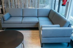 Ecksofa Alba all in one Stoff 4491-60 Hellblau Füße Metall Schwarz Lackiert