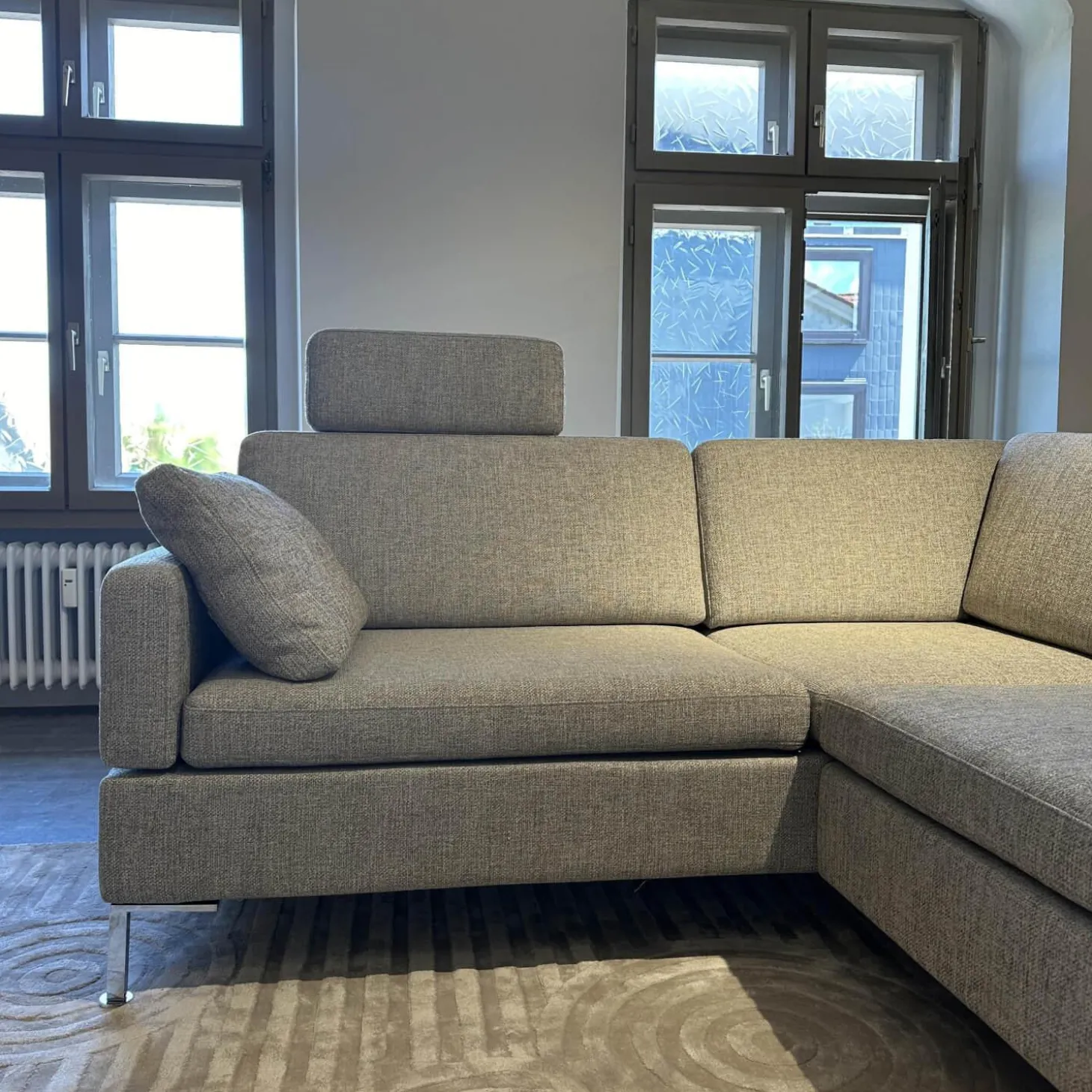 Ecksofa Alba Bezug Stoff 2480 45 Grau Abziehbar Winkelfuß Verchromt Glänzend Mit Klappbarem Armteil