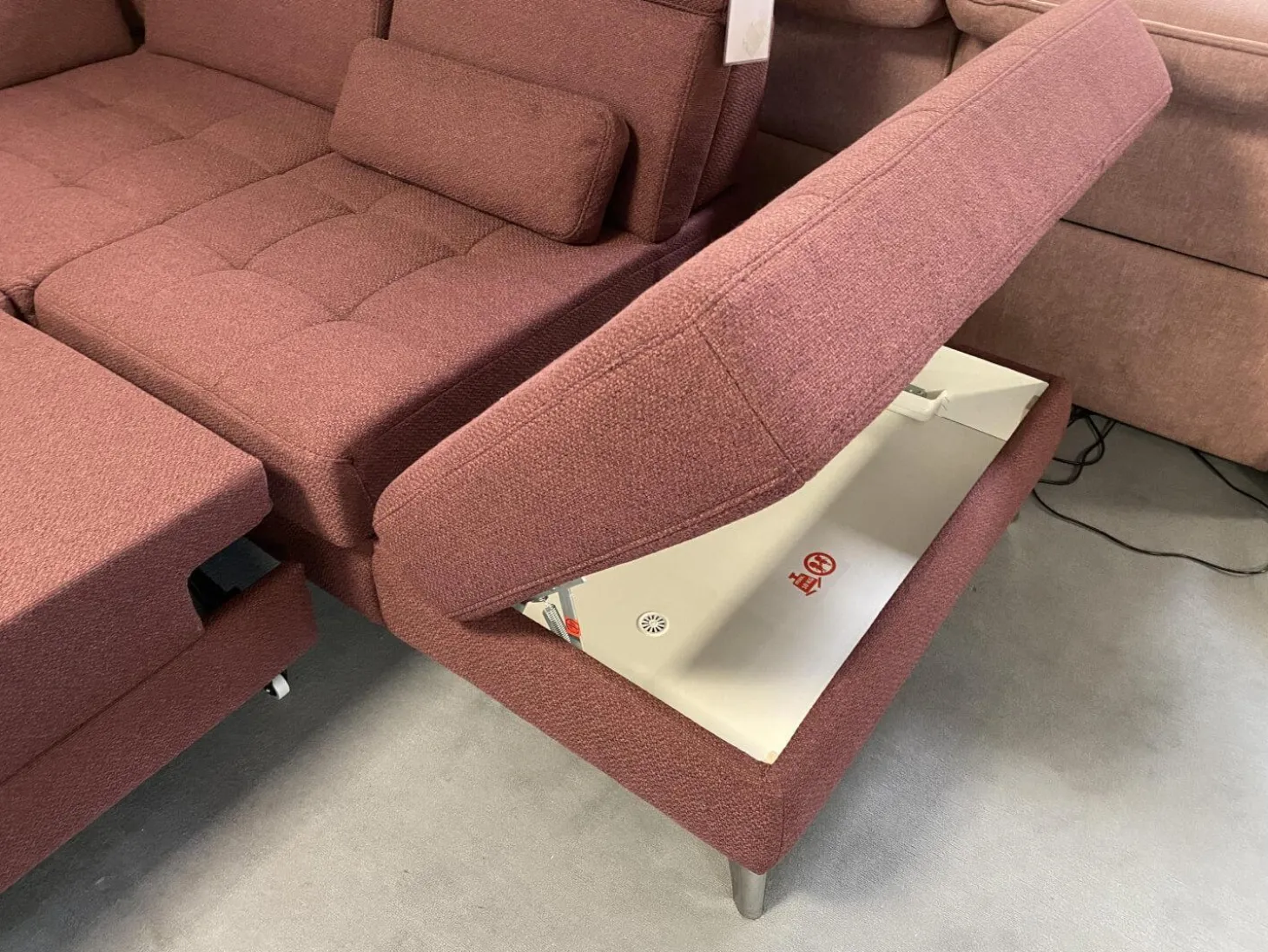 Ecksofa Alicante Stoff Portofino Bordeaux Rot Füße Metall Chrom Mit Schlaffunktion Und Nierenkissen