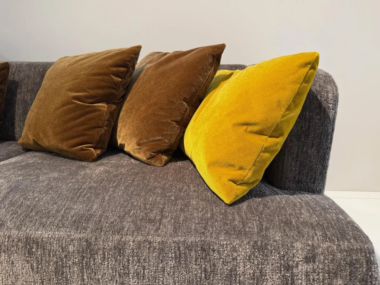 Ecksofa Aoyama Stoff 4401 0205 Grau Gestell Metall Schwarz Pulverbeschichtet Inklusive Hocker Und 5 Kissen