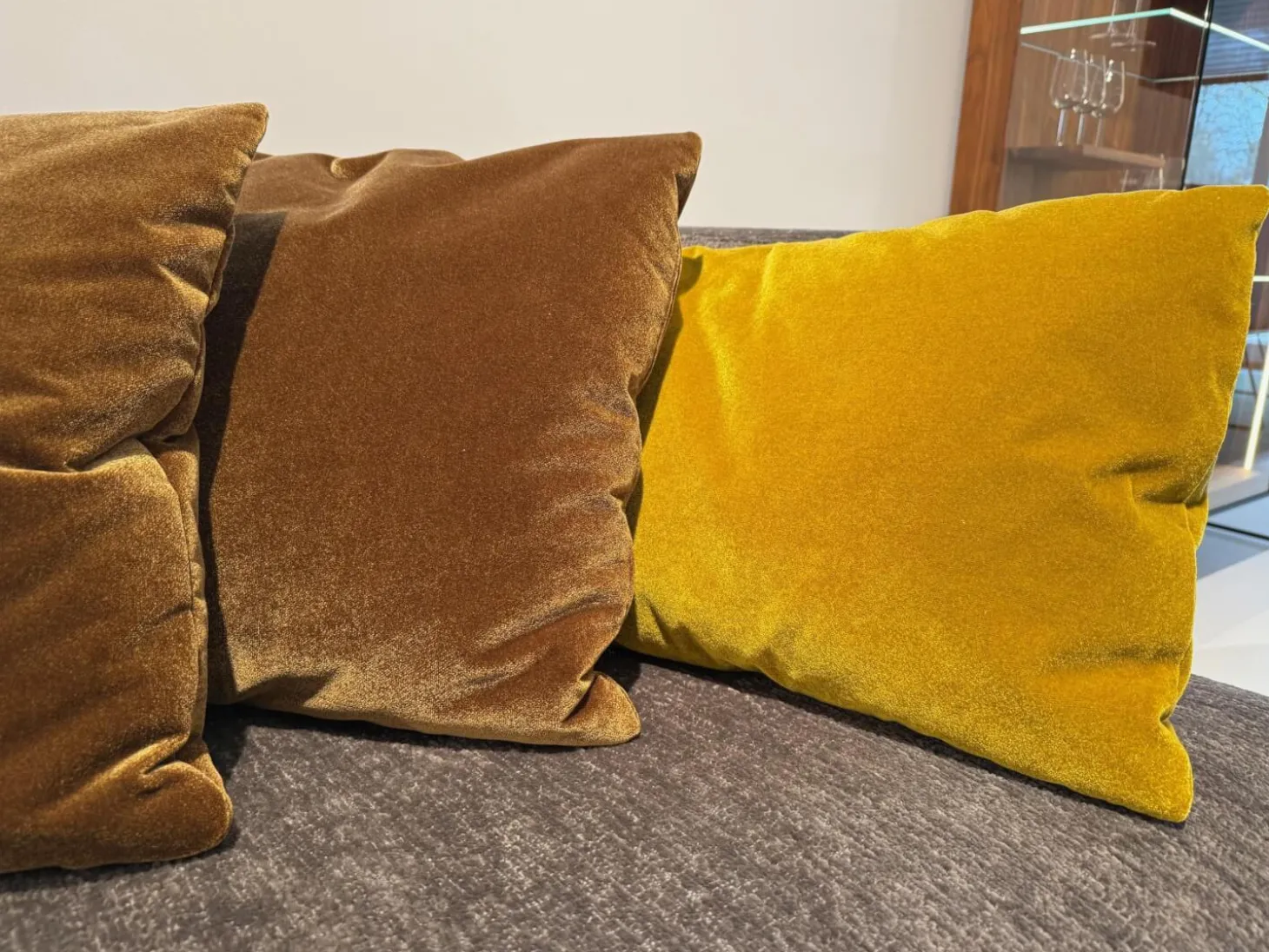 Ecksofa Aoyama Stoff 4401 0205 Grau Gestell Metall Schwarz Pulverbeschichtet Inklusive Hocker Und 5 Kissen