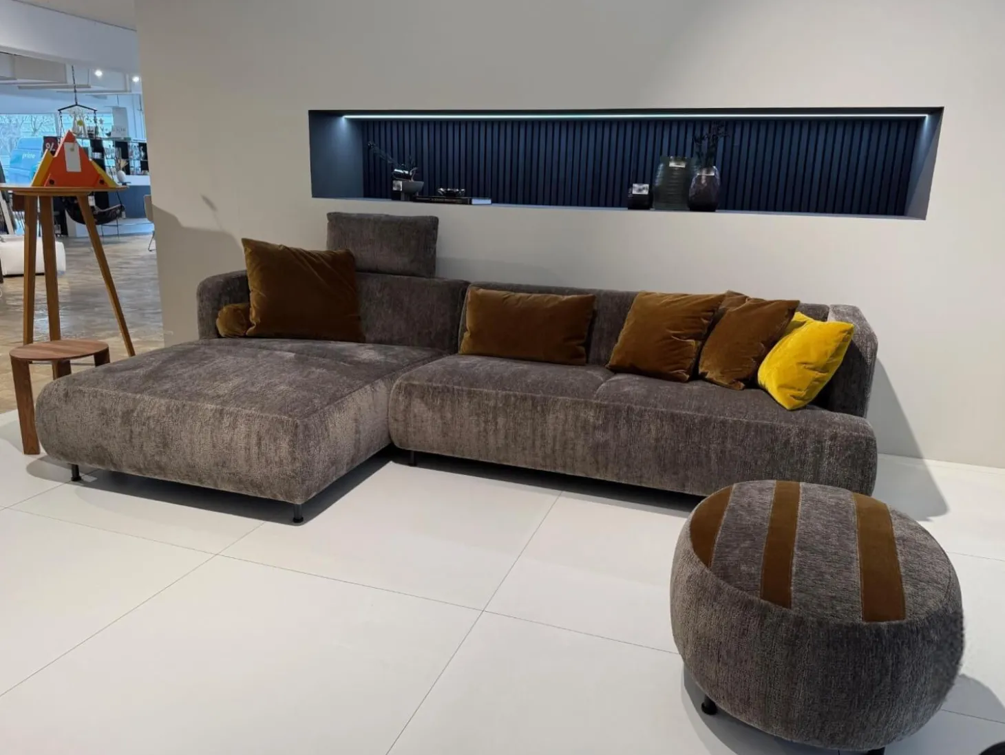 Ecksofa Aoyama Stoff 4401 0205 Grau Gestell Metall Schwarz Pulverbeschichtet Inklusive Hocker Und 5 Kissen