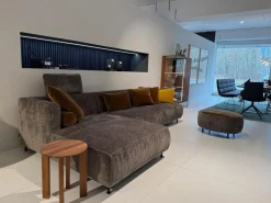 Ecksofa Aoyama Stoff 4401 0205 Grau Gestell Metall Schwarz Pulverbeschichtet Inklusive Hocker Und 5 Kissen