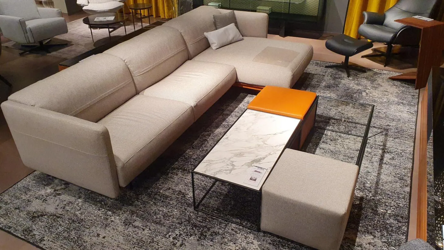 Ecksofa Arloth High Bezug Stoff Plaza 003 Beige Grau Gestell Leder Braun Orange Füße Schwarz Metall Inklusive Poufs Und Couchtische
