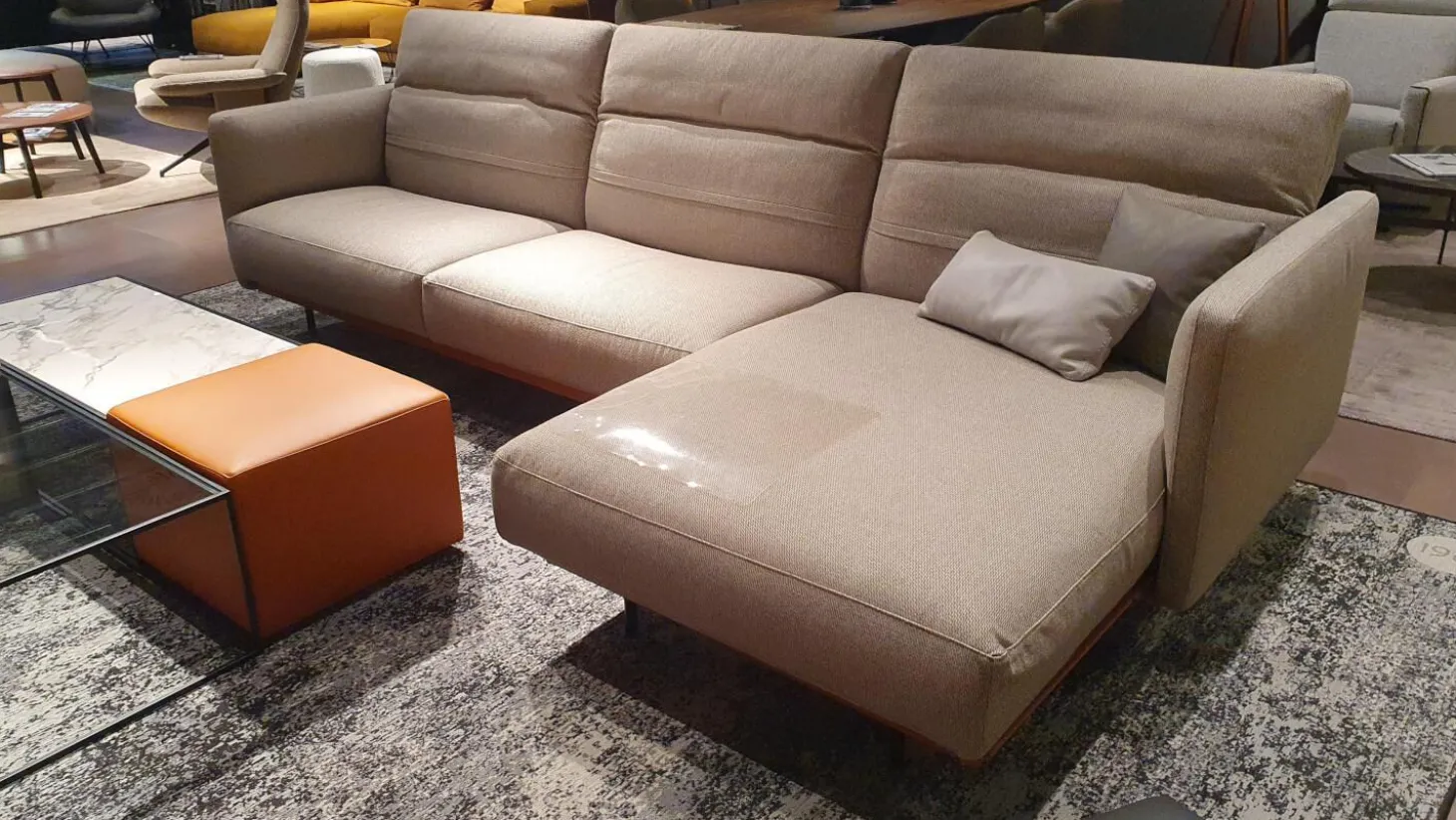 Ecksofa Arloth High Bezug Stoff Plaza 003 Beige Grau Gestell Leder Braun Orange Füße Schwarz Metall Inklusive Poufs Und Couchtische