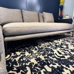 Ecksofa Atoll Bezug Stoff Edit Steingrau Füße Verchromt Schwarz Lackiert Inklusive Sofakissen Rolle