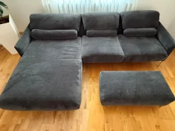 Ecksofa Avalanche Stoff 8145 Dunkelgrau mit 3 Lendenrollen und einem Hocker