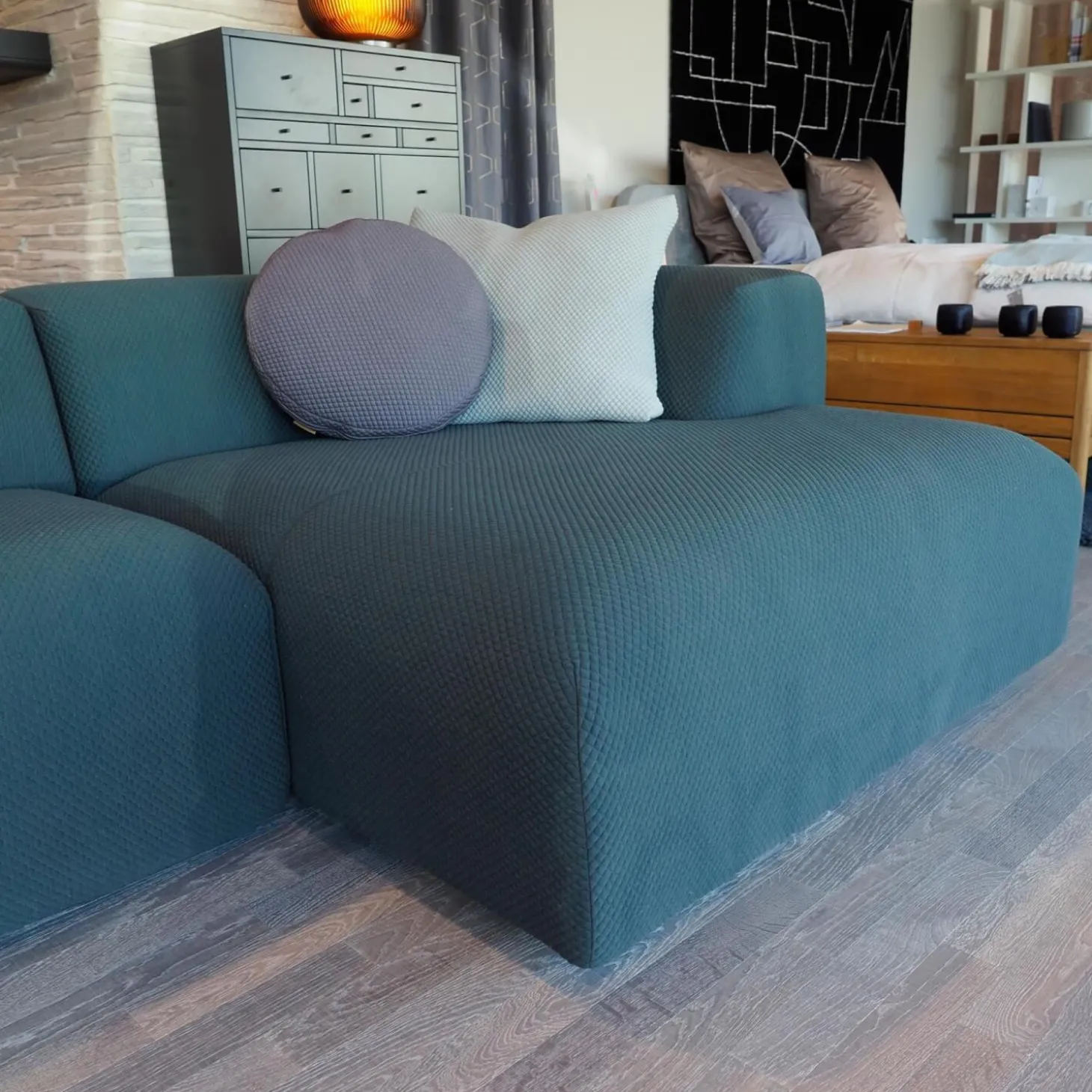 Ecksofa Aztec 2,5-Sitzer Stoff Kvadrat Mosaic 972 Blaugrün