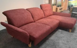 Ecksofa BelAmi Stoff Lugo 31 Marsala Rot Füße Eiche Geölt