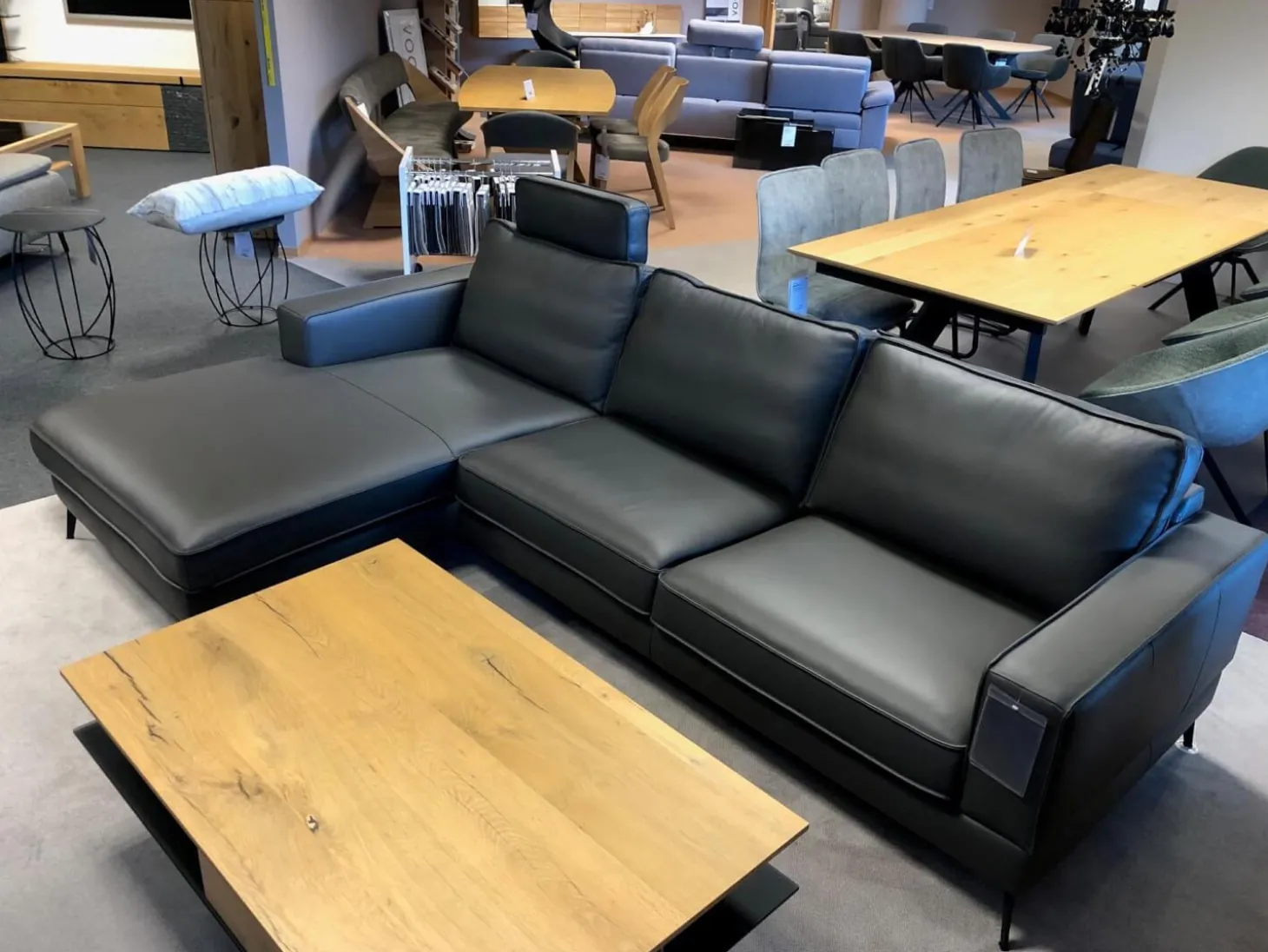 Ecksofa Beluga Leder WM Anthrazit Metallfüße Schwarz mit Kopfstütze