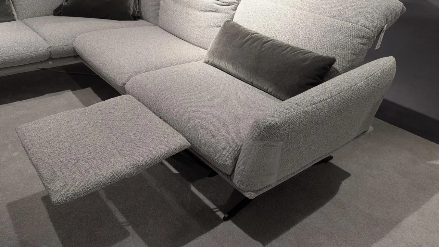 Ecksofa Calmo Stoff 13 Cosmo 97 Grau Metallkufen Schwarz Matt Mit Fußteilverstellung Und Kopfteilverstellung Inklusive 3 Kissen