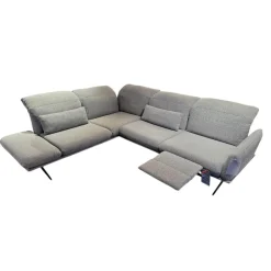 Ecksofa Calmo Stoff 13 Cosmo 97 Grau Metallkufen Pulverbeschichtet Schwarz Matt Mit Maueller Kopfteilverstellung Und Motorische Fußstütze Inklusive 2 Kissen Ohne Dekokissen