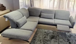 Ecksofa Calmo Stoff 13 Cosmo 97 Grau Metallkufen Pulverbeschichtet Schwarz Matt Mit Maueller Kopfteilverstellung Und Motorische Fußstütze Inklusive 2 Kissen Ohne Dekokissen