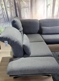 Ecksofa Calmo Stoff 13 Cosmo 97 Grau Metallkufen Pulverbeschichtet Schwarz Matt Mit Maueller Kopfteilverstellung Und Motorische Fußstütze Inklusive 2 Kissen Ohne Dekokissen