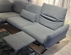 Ecksofa Calmo Stoff 13 Cosmo 97 Grau Metallkufen Pulverbeschichtet Schwarz Matt Mit Maueller Kopfteilverstellung Und Motorische Fußstütze Inklusive 2 Kissen Ohne Dekokissen