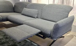 Ecksofa Calmo Stoff 13 Cosmo 97 Grau Metallkufen Pulverbeschichtet Schwarz Matt Mit Maueller Kopfteilverstellung Und Motorische Fußstütze Inklusive 2 Kissen Ohne Dekokissen