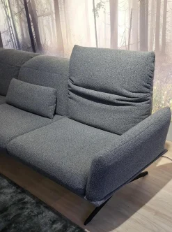 Ecksofa Calmo Stoff 13 Cosmo 97 Grau Metallkufen Pulverbeschichtet Schwarz Matt Mit Maueller Kopfteilverstellung Und Motorische Fußstütze Inklusive 2 Kissen Ohne Dekokissen