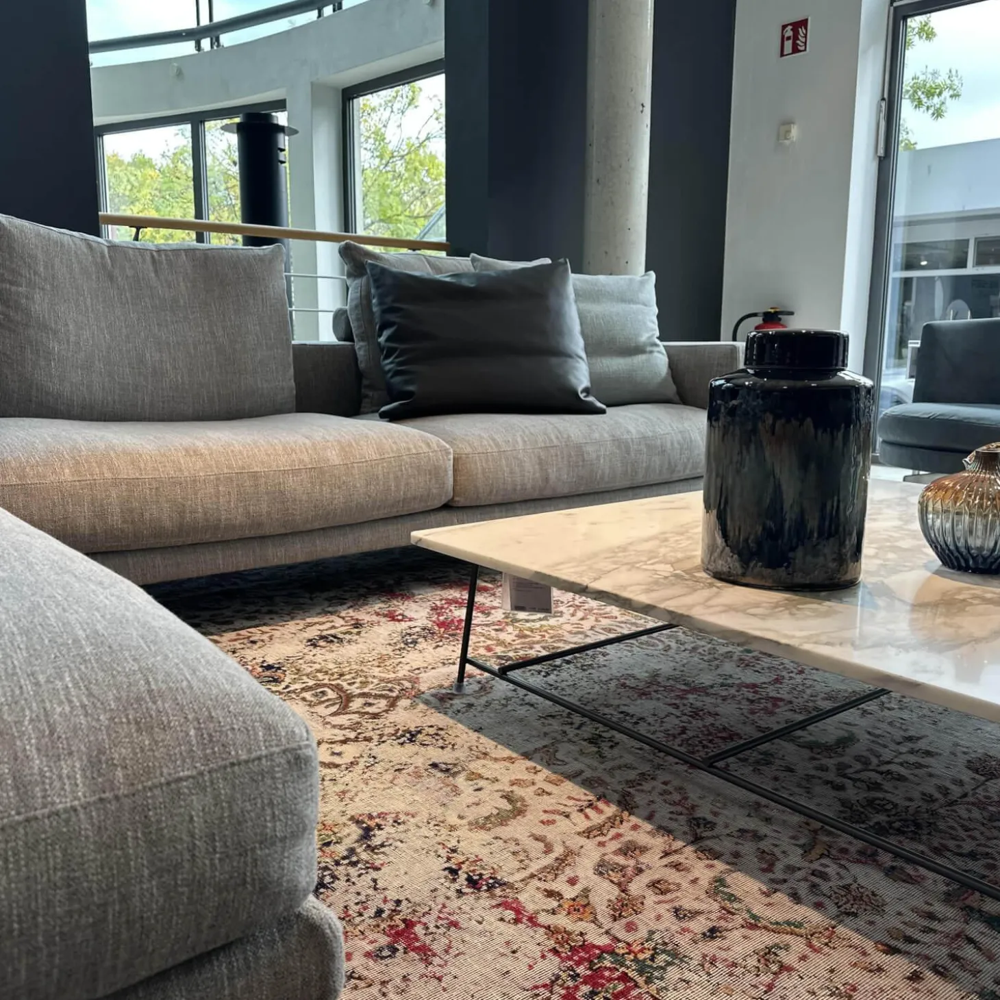 Ecksofa Campiello Stoff Extra Elvira N1724 Grau Füße Metall Brüniert Inklusive 8 Kissen