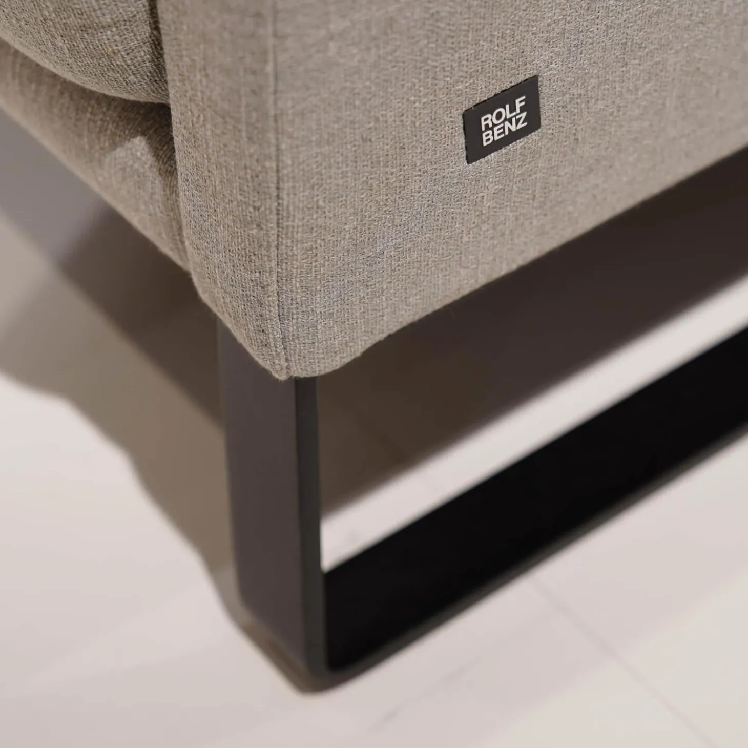 Ecksofa Cara Bezug Stoff 14.162 Steingrau Fuß Kufe Stahl Schwarz Ablage Eiche Furniert Mit Verstellbarem Rücken