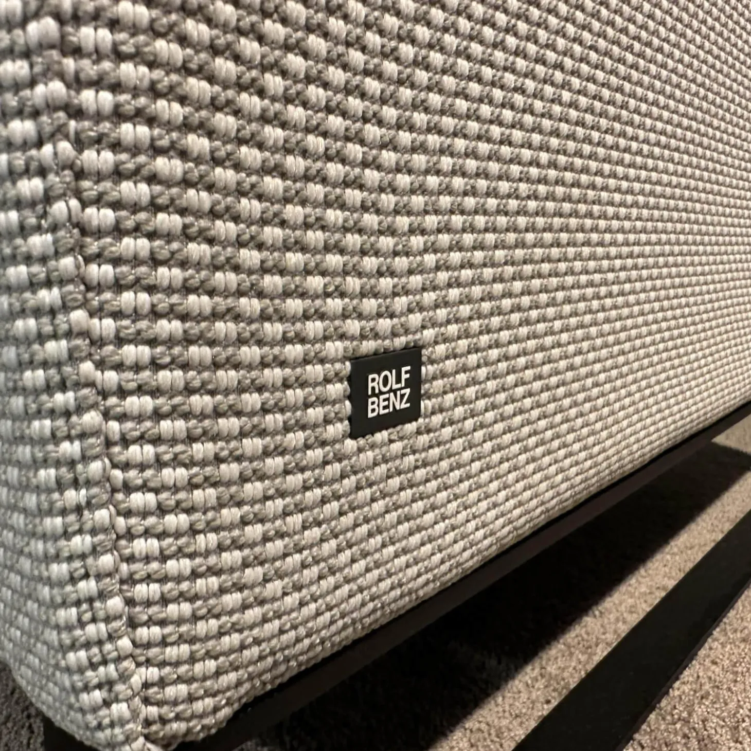 Ecksofa Cara Stoff 22.309 Achalgrau Gestell Kufe In Stahl Schwarz Mit Niedrigem Rückenkissen