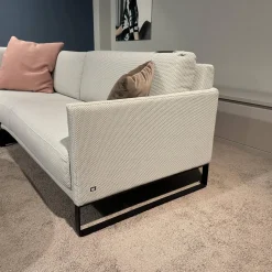 Ecksofa Cara Stoff 22.309 Achalgrau Gestell Kufe In Stahl Schwarz Mit Niedrigem Rückenkissen