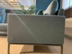 Ecksofa Cara Stoff 20.253 Ozeanblau Füße Umbragrau mit Kissen