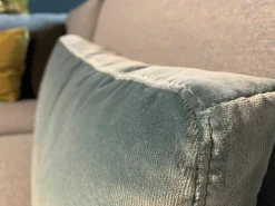 Ecksofa Cara Stoff 20.253 Ozeanblau Füße Umbragrau mit Kissen